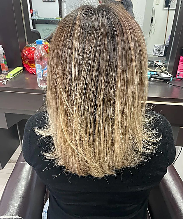 Balayage rubio en melena a media espalda, visto de espaldas