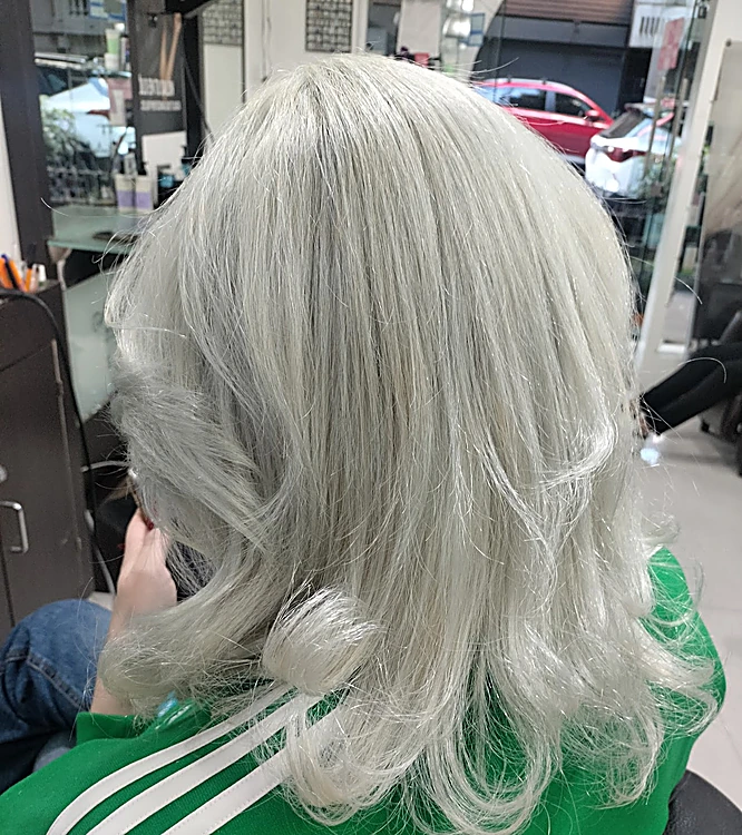 Cabello platino con ondas a la altura del hombro, visto de espaldas