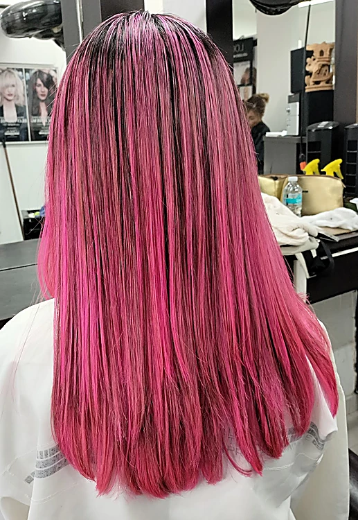 Cabello largo rosa con raíz oscura, visto de espaldas