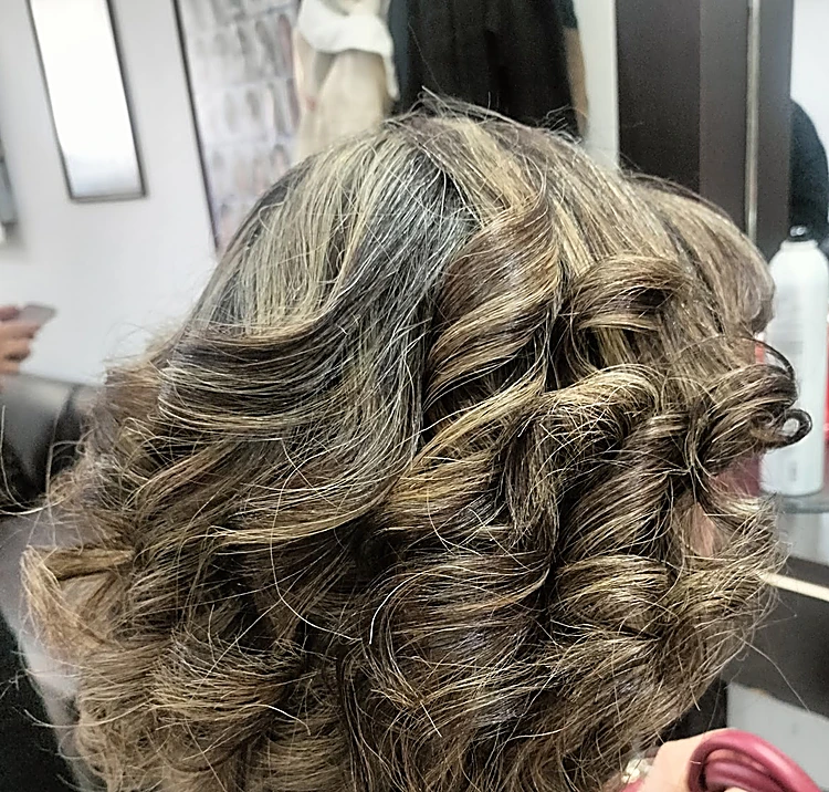 Ondas marcadas en melena corta castaña con luces