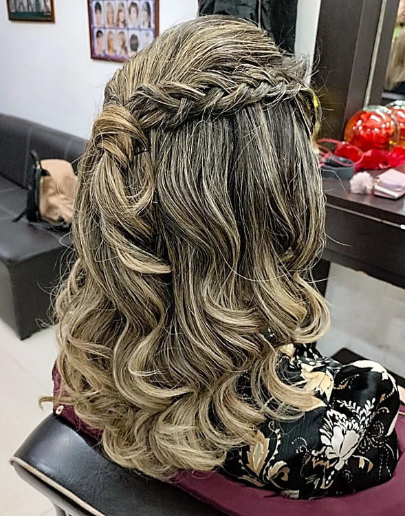 Semirrecogido con trenza lateral y ondas sueltas en cabello con luces